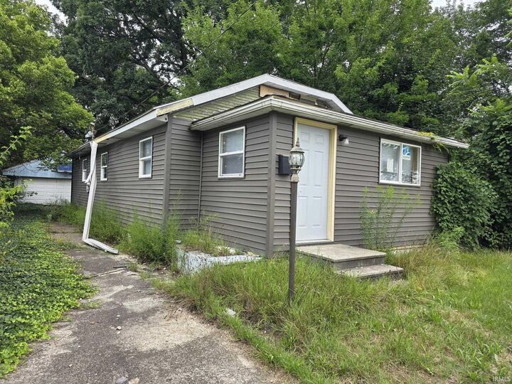 Property Photo:  1717 Robinson Street  IN 46613 