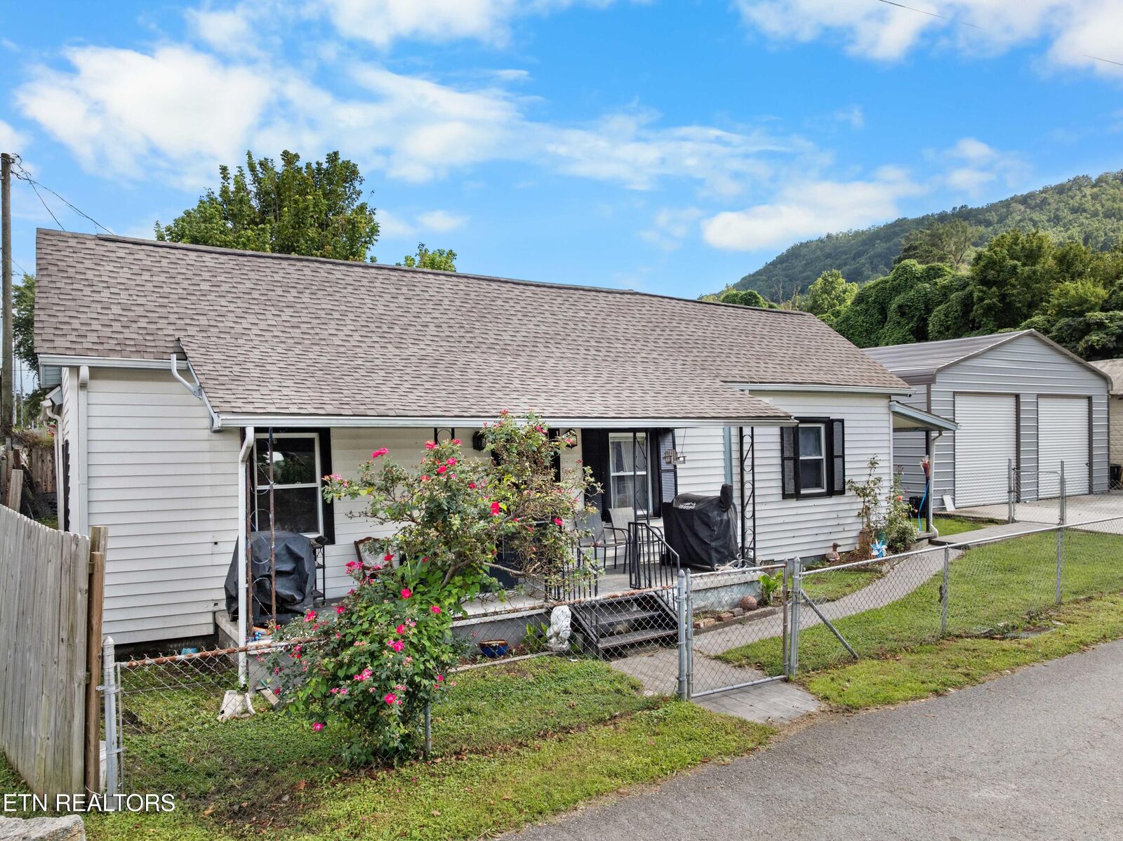 Property Photo: 417 E 3rd St TN 37769