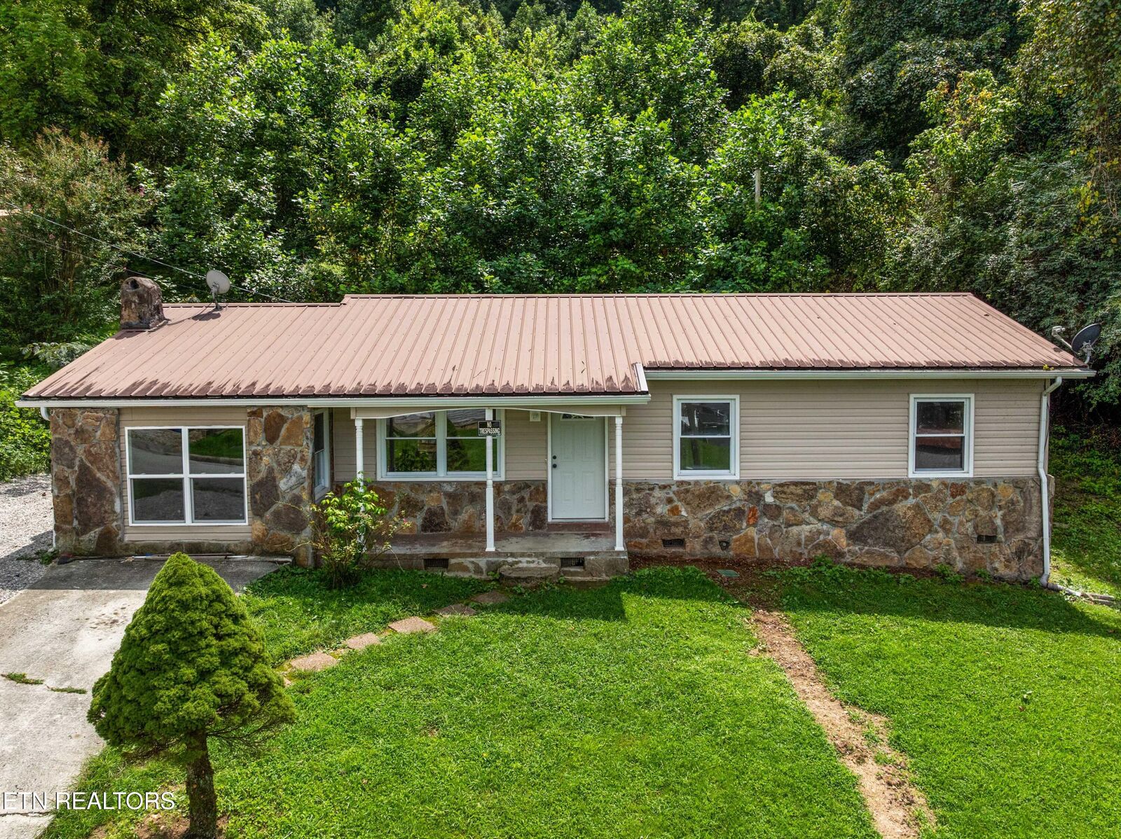 Property Photo: 232 E Robbins St TN 37762