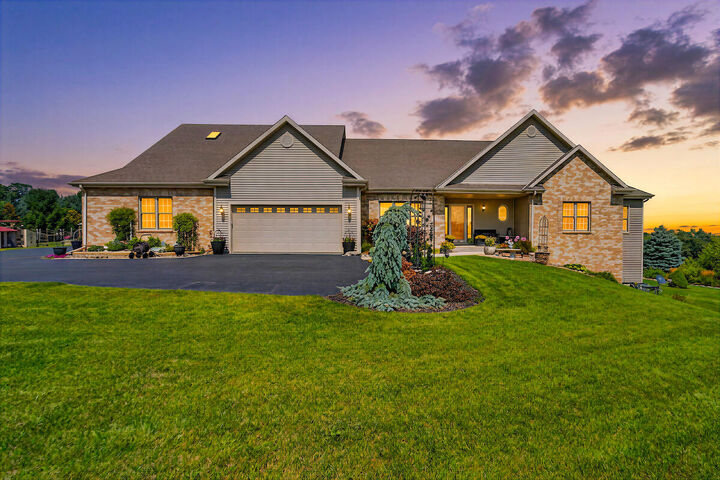 Property Photo:  2266 Powder Hill Rd  WI 53027 