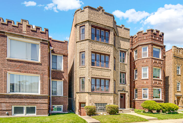 Property Photo:  7428 S Bennett Avenue  IL 60649 
