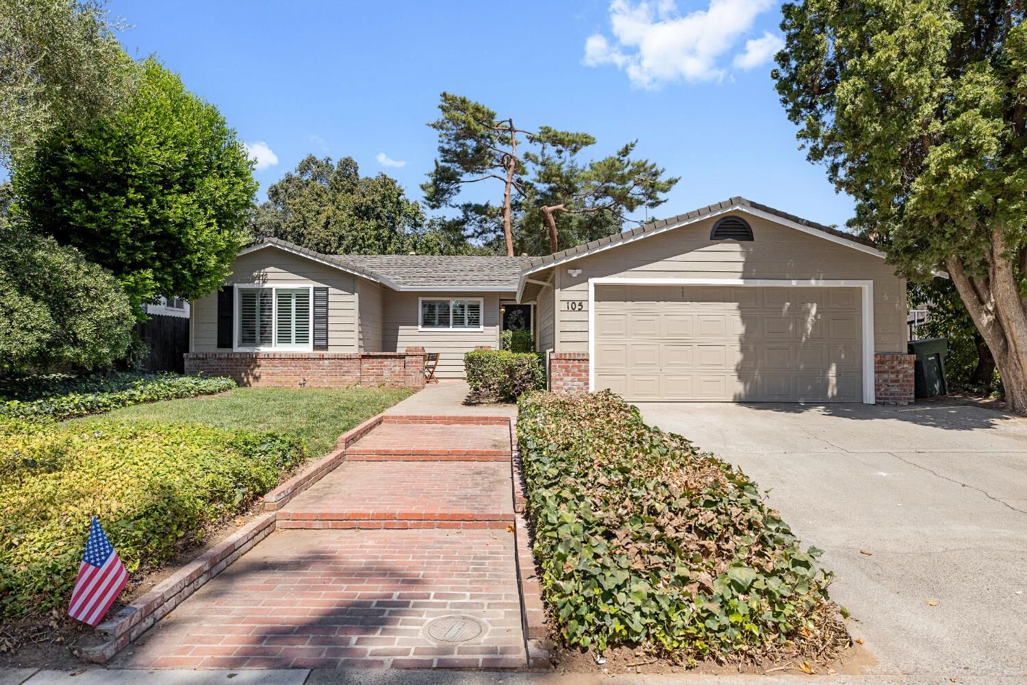 Property Photo: 105 Waterglen Circle CA 95826