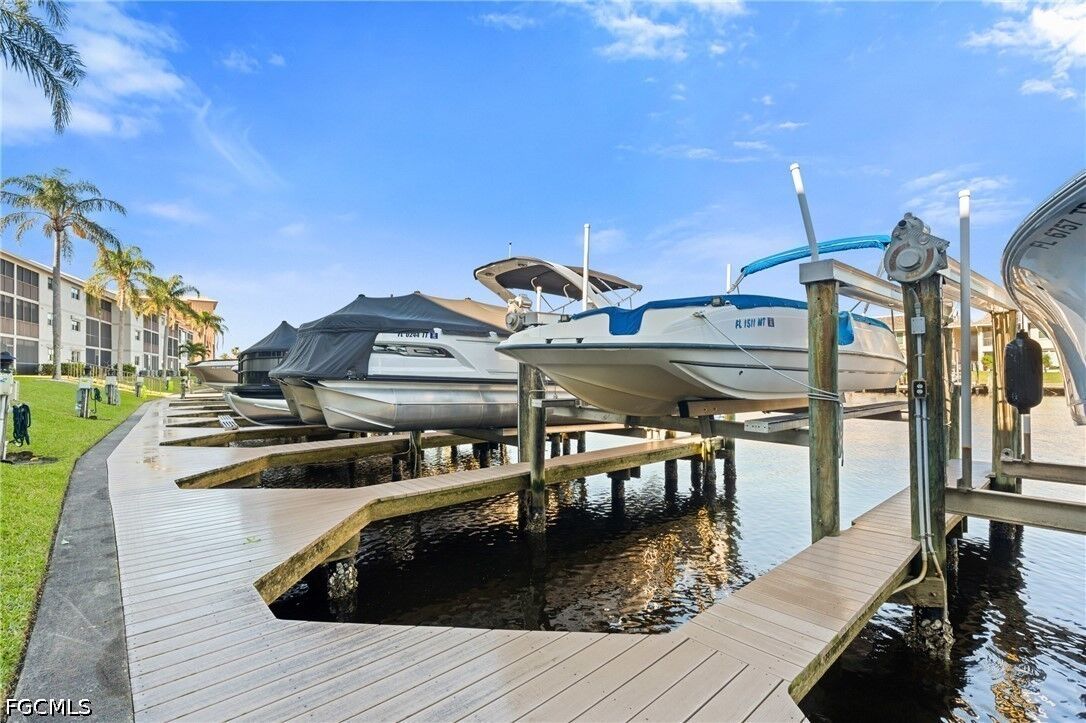 Property Photo:  4230 SE 20th Place 302  FL 33904 