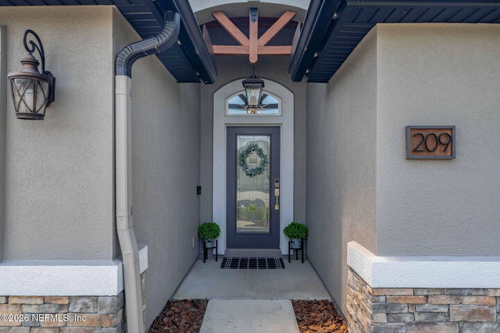 Property Photo: 209 E New England Drive FL 32033