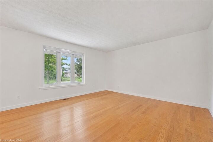 Property Photo:  27 Dawson Drive  ON N2Z 2X6 