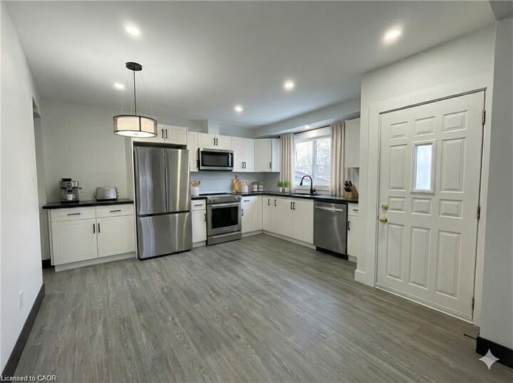 Property Photo:  1048 Fennell Avenue E Main  ON L8T 1R6 