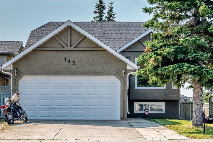 Property Photo: 143 Applewood Drive SE AB T2A 7B8