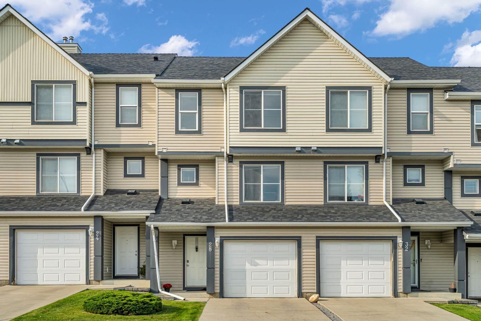 Property Photo: 28 Everhollow Way SW AB T2Y 5B4