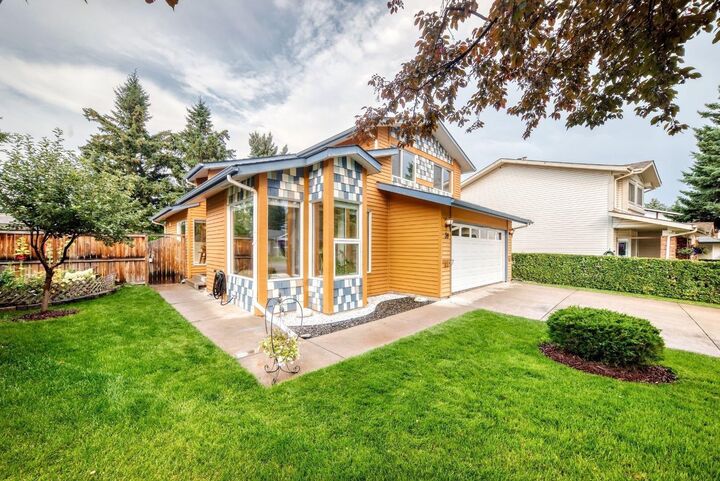 Property Photo: 39 Woodfield Crescent SW AB T2W 3W2
