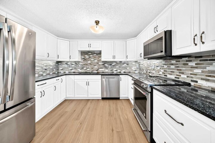 8 Hawkfield Crescent NW — photo 1