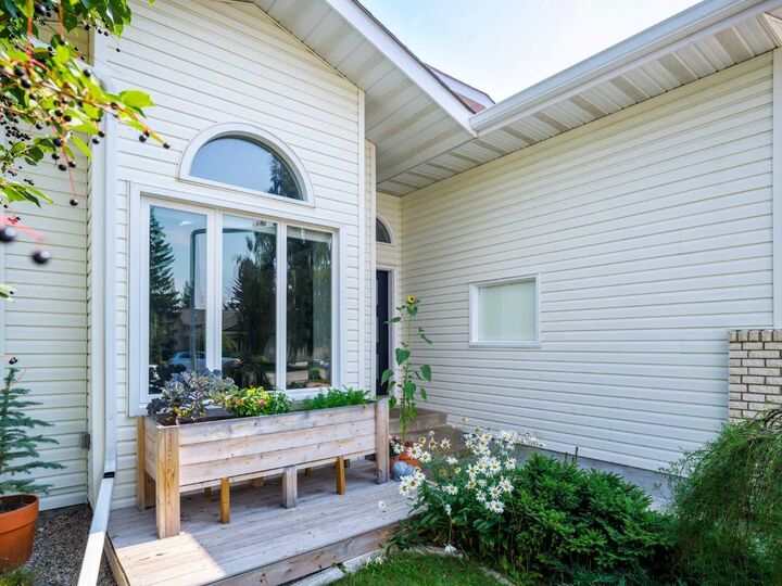 Property Photo:  115 Wood Valley Court SW  AB T2W 5S4 