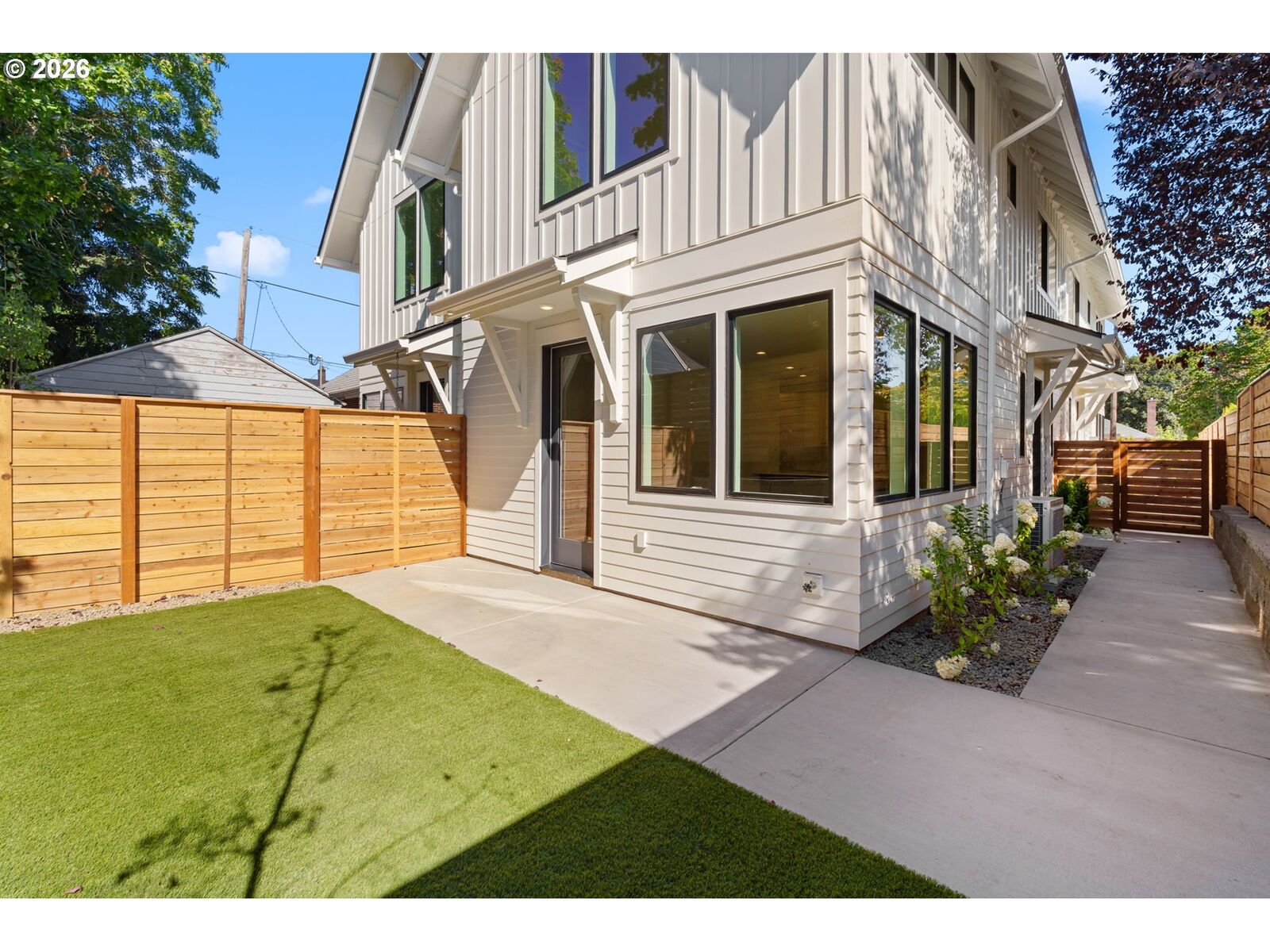 Property Photo:  1524 NE Jarrett St D  OR 97211 