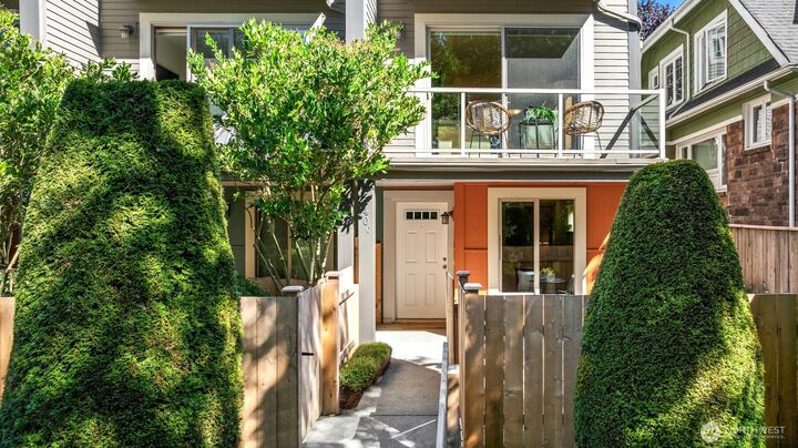 Property Photo:  2340  44th Avenue SW C  WA 98116 