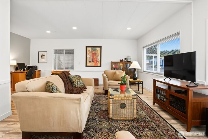 Property Photo: 1121 244th Street SW 6 WA 98021
