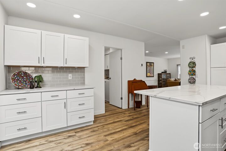 Property Photo:  1121  244th Street SW 6  WA 98021 