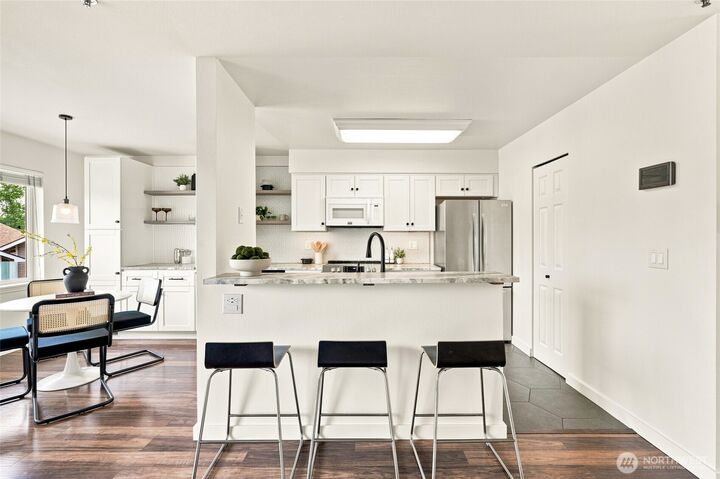 Property Photo:  901 E Marine View Drive 104  WA 98201 