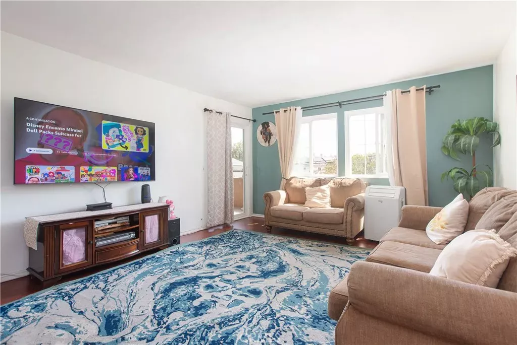 Property Photo:  2507 E 15th Street 214  CA 90804 