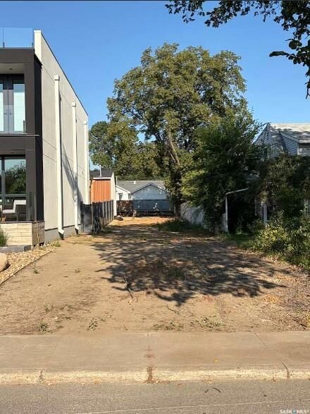 1551 Spadina Crescent E — photo 1