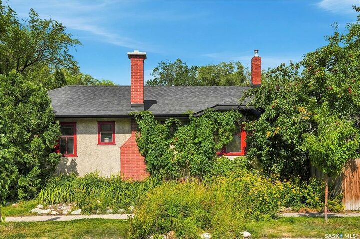 Property Photo:  902 4th Avenue N  SK S7K 2N6 