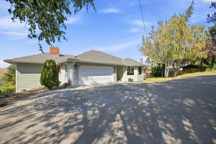 Property Photo:  1104 Fellows Dr  WA 98908-2204 