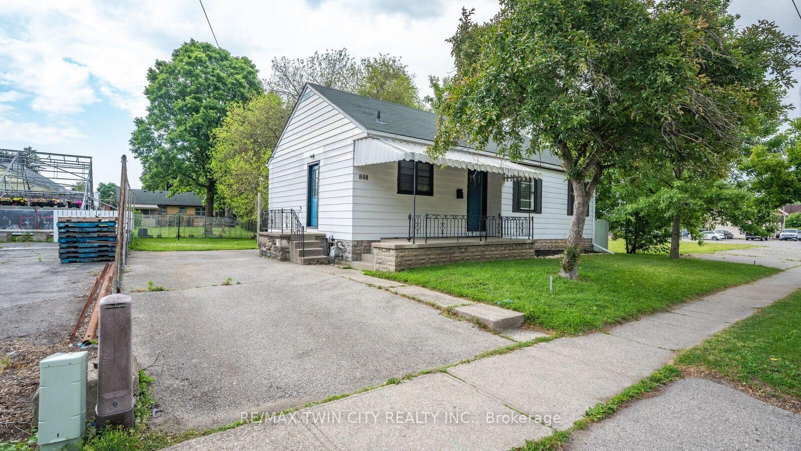 Property Photo:  848 Colborne Street E  ON N3S 3S9 