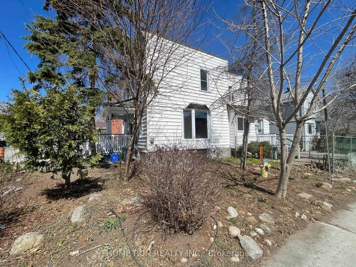 Property Photo:  121 Concord Street E  ON K1S 0Y9 