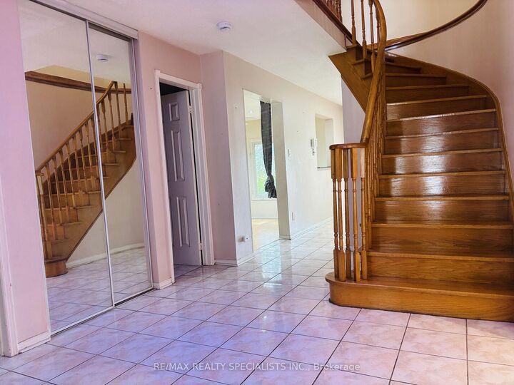 Property Photo: 33 Cherrytree Drive ON L6Y 3L7