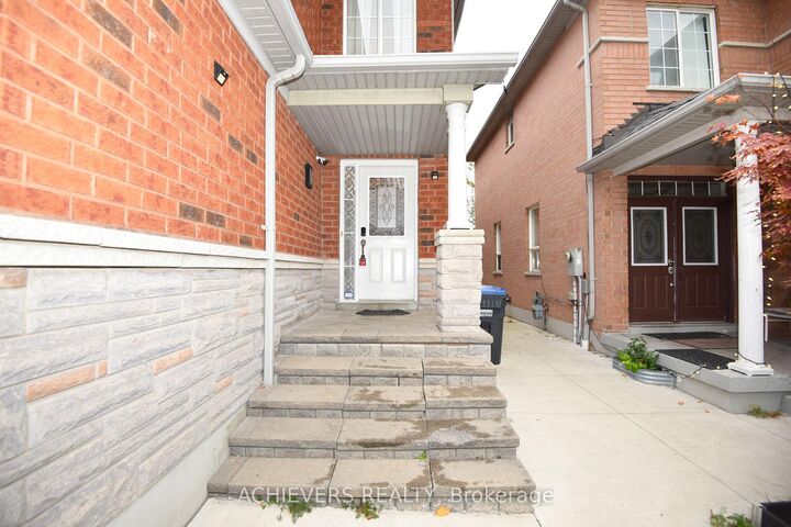 Property Photo: 521 Navigator Drive ON L5W 1P5