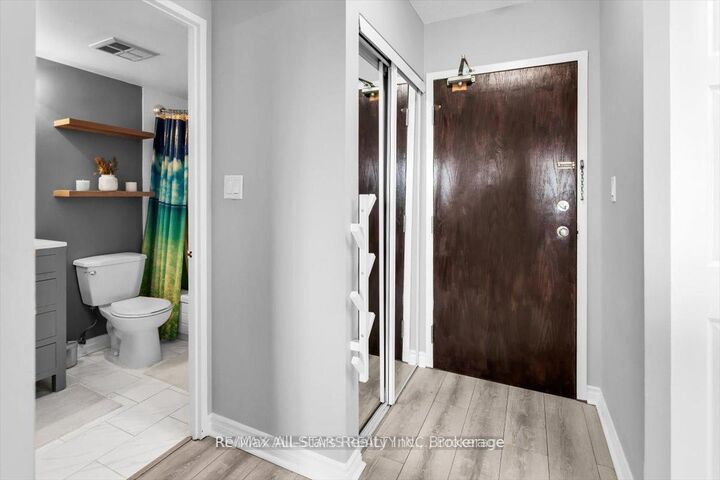 Property Photo: 711 Rossland Road E 1002 ON L1N 8Z1