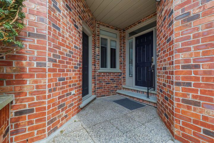 Property Photo: 400 Ambleside Drive 31 ON N6G 4Y7