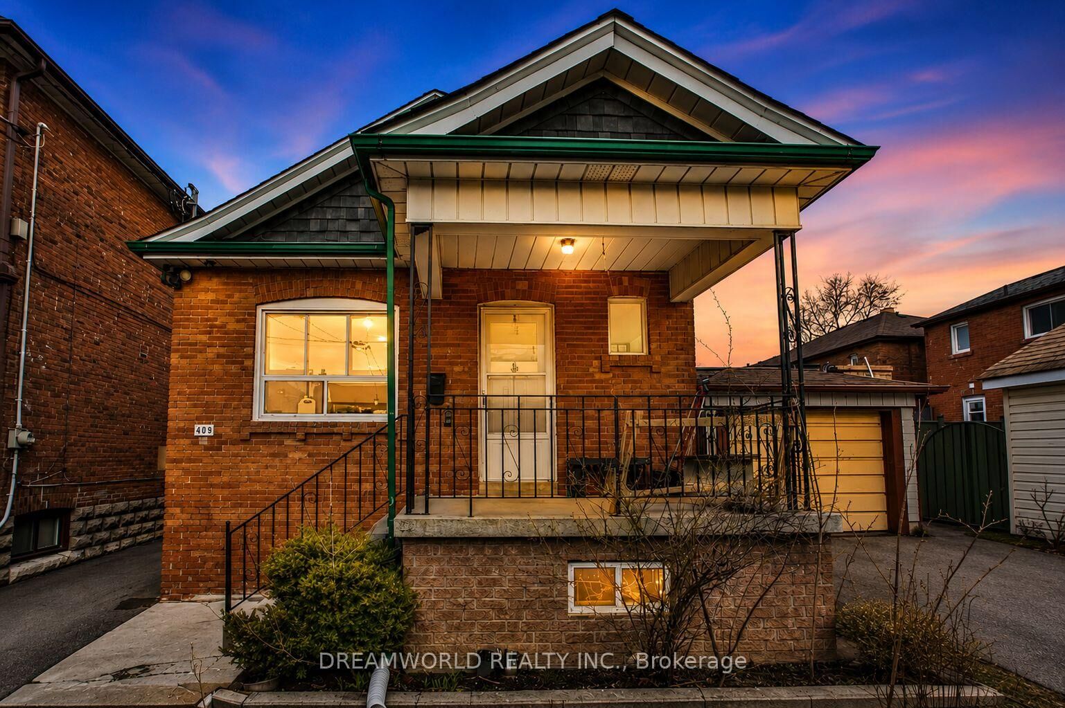 Property Photo:  403 Northcliffe Boulevard  ON M6E 3L3 