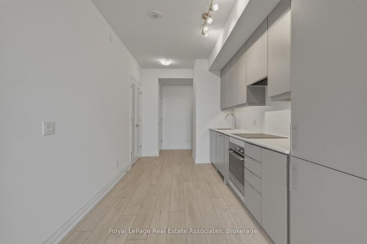 Property Photo:  30 Elm Drive W 3306  ON L5B 0N6 