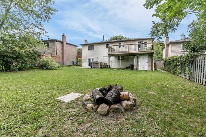 Property Photo:  18 Chippawa Court Upper  ON L4M 5N8 
