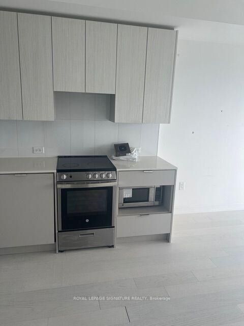 Property Photo: 3883 Quartz Road 4808 ON L5B 4M6