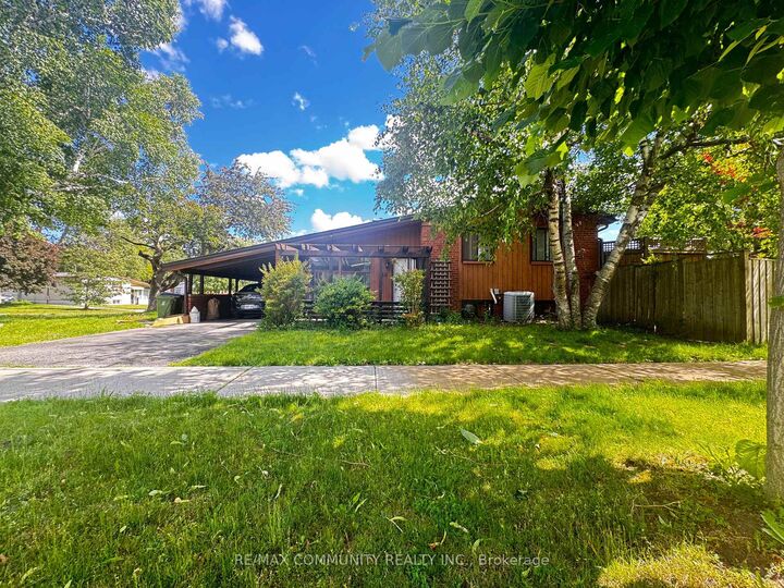 Property Photo: 36 Benprice Court ON M1H 1N3