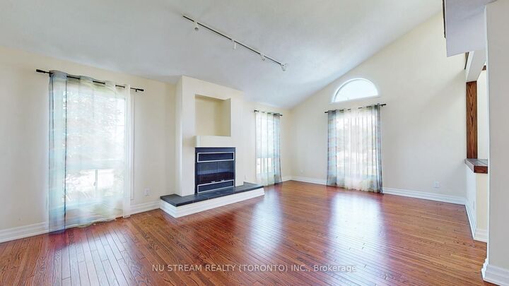 15 Bond Crescent — photo 1