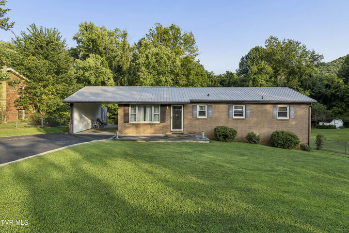 Property Photo: 707 Hilltop Drive TN 37604