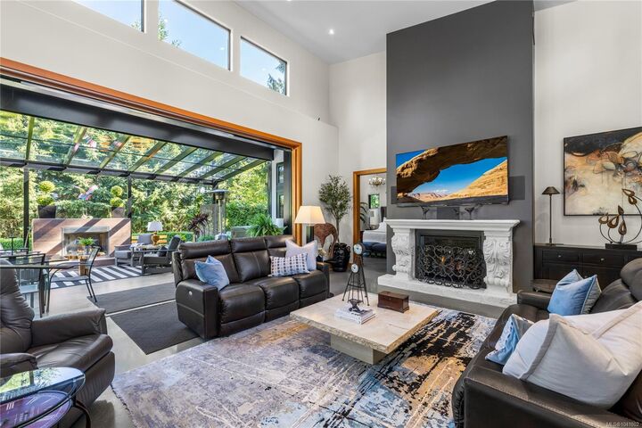 Property Photo: 163 Sunningdale Rd E BC V9K 1L1