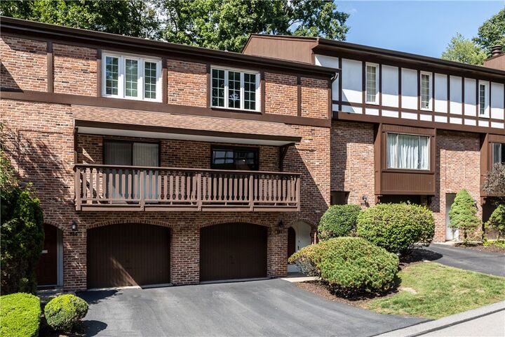 Property Photo: 604 Maplewood Ct PA 15237