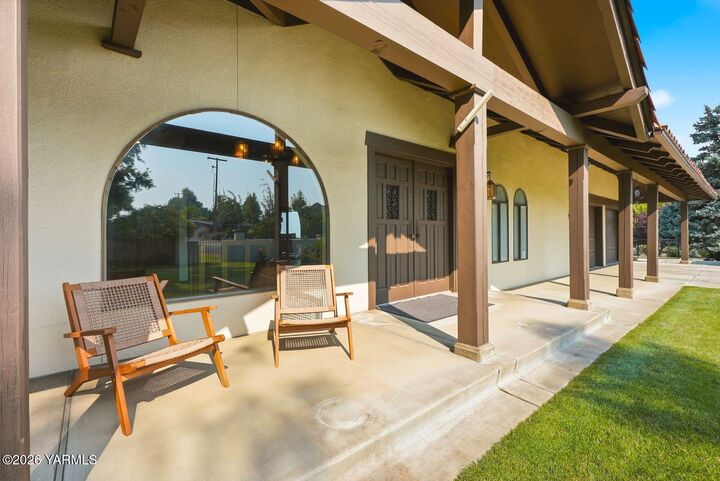 Property Photo:  530 Brown Ln  WA 98942 