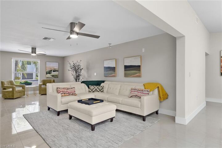 Property Photo: 482 Tradewinds Ave FL 34108