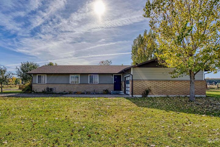 Property Photo:  425 W Peach Rd  OR 97914 