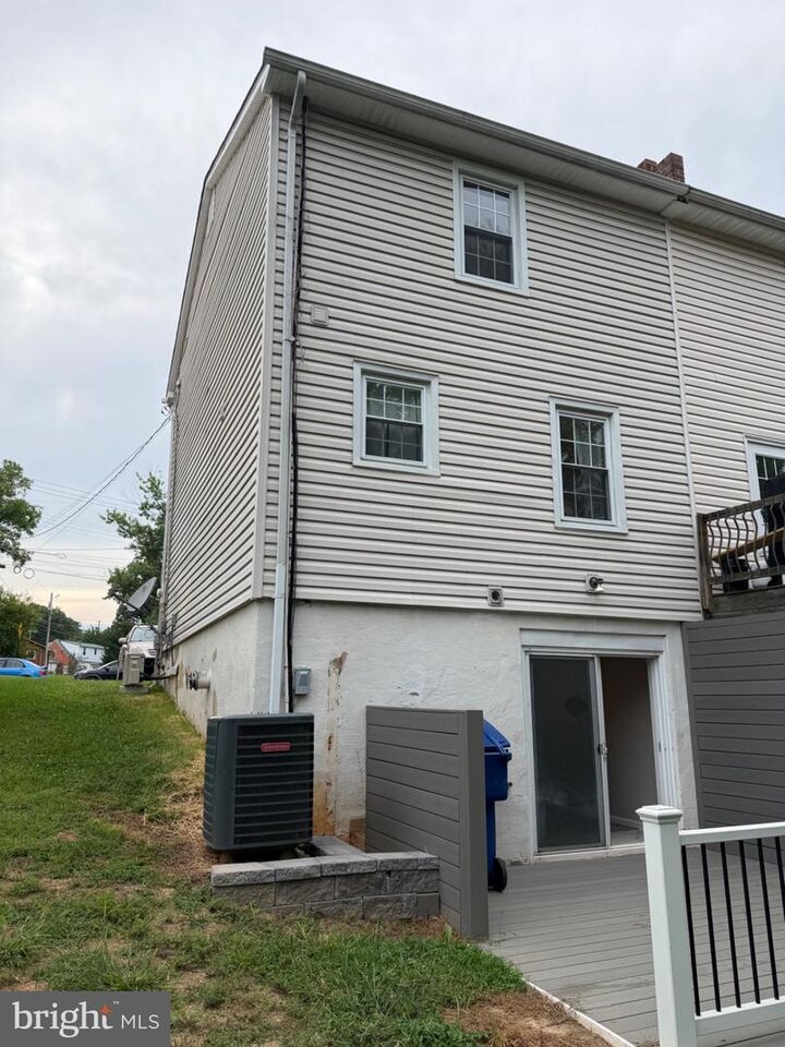 Property Photo: 823 N Shenandoah Avenue VA 22630