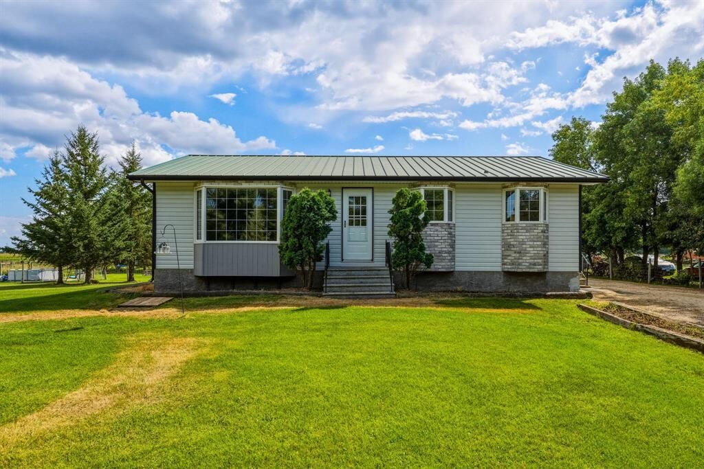 Property Photo: 25030 Oakwood Rd 64N Road MB R5N 0G4