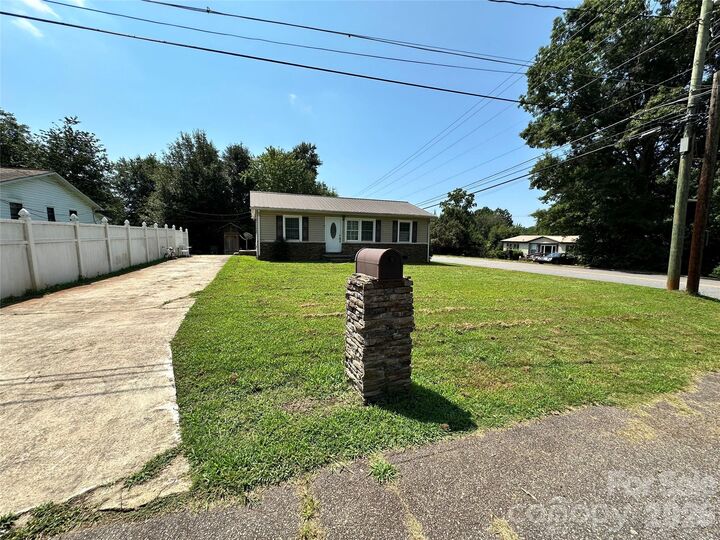 Property Photo:  601 E Saunders Avenue  NC 28658 