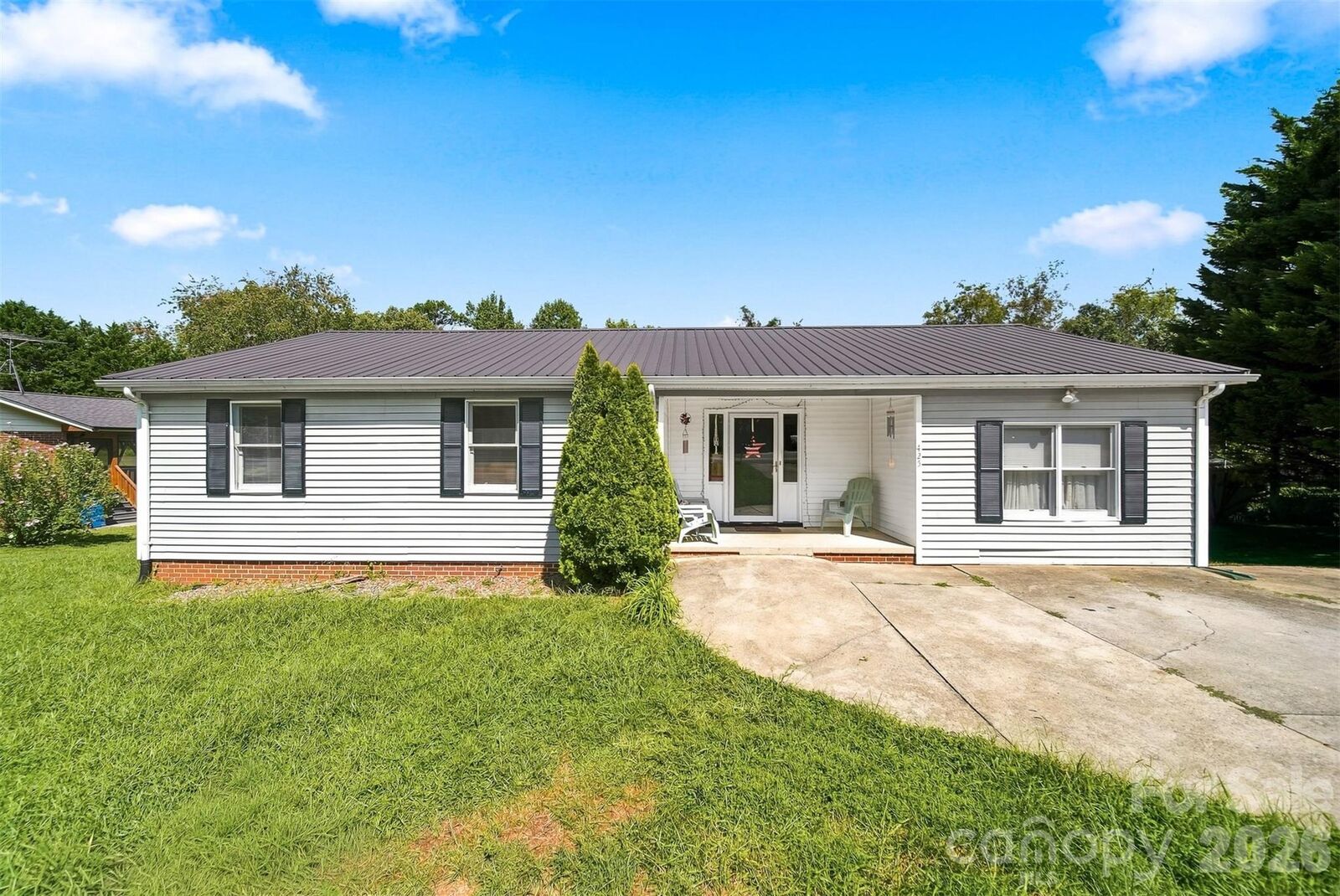 Property Photo: 425 Heritage Farm Road NC 28601