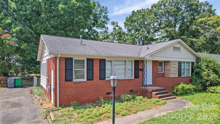 Property Photo: 3029 Rosehill Drive NC 28212