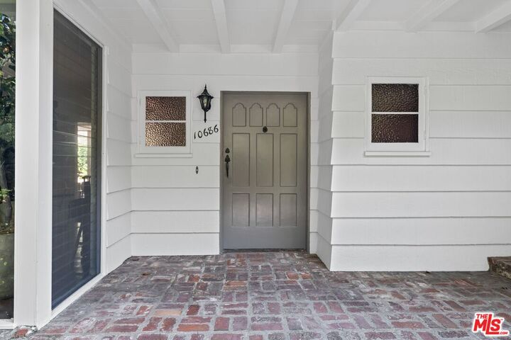 Property Photo: 10686 Somma Way CA 90077