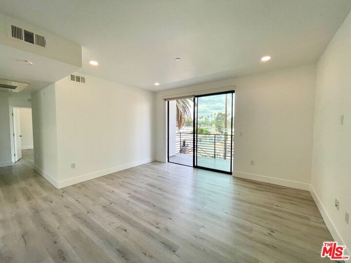 Property Photo: 14612 Calvert St, Unit 202 CA 91411