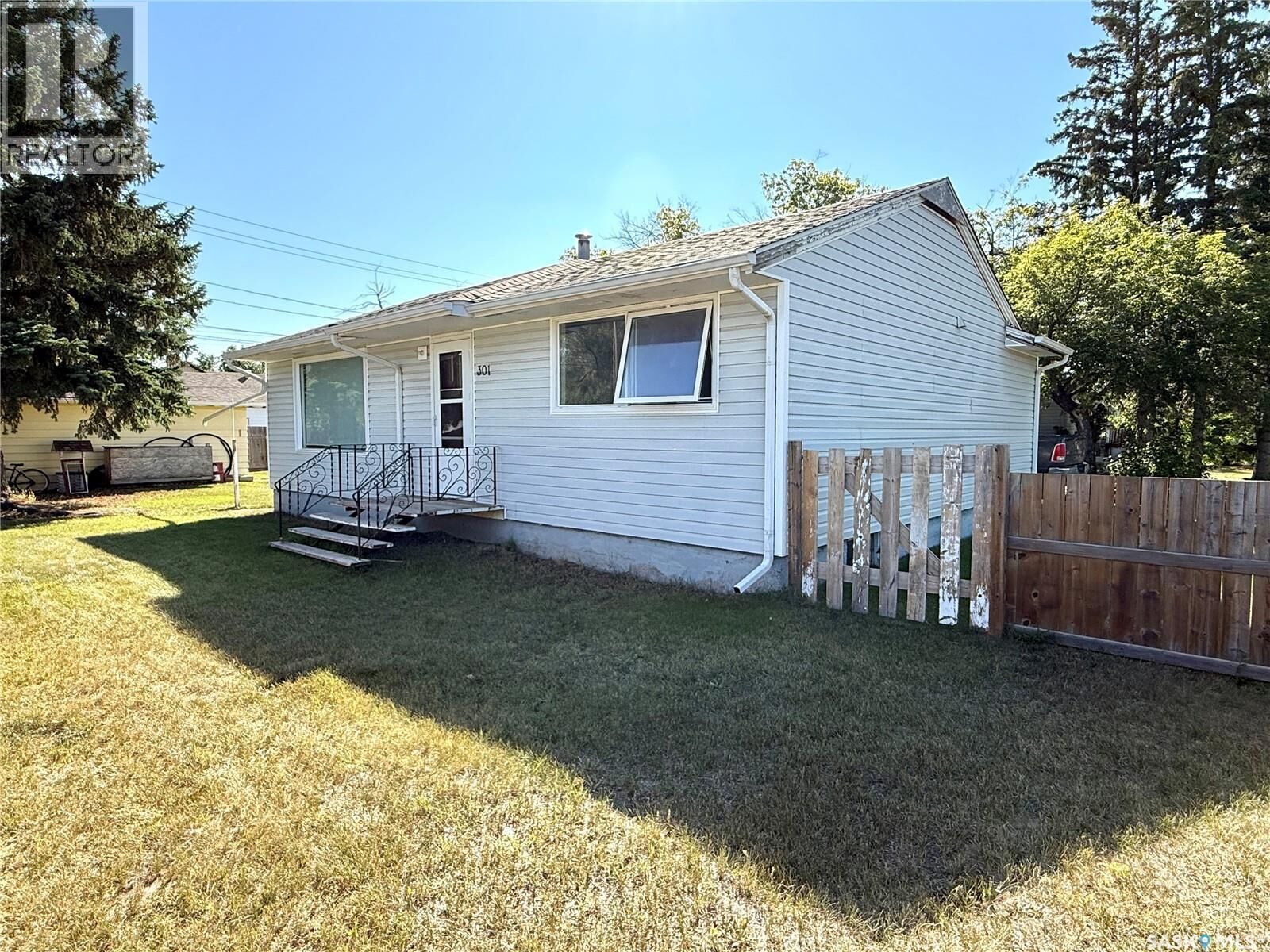 Property Photo:  301 26th Street W  SK S0M 0E0 